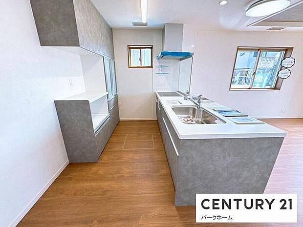 家族が集まるリビングは小物が散乱しがち。キッチン裏の収納なら、使いたい時にすぐ手が届き、片付けもラクラク。爪切りやペンなど、迷子になりやすい物の指定席として大活躍します。