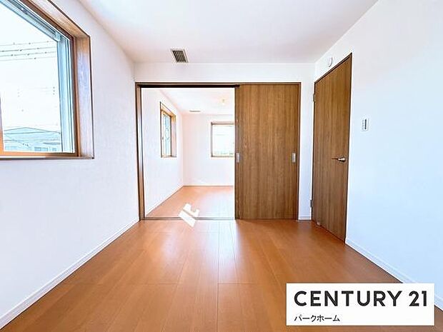 採光のある洋室。子供部屋や趣味のお部屋としてもお使いいただけます!