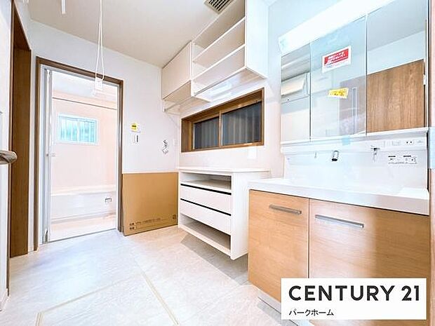 清潔感あふれる洗面スペース。まるで高級ホテルのパウダールームのような、上質で洗練されたデザインが魅力です。ワイドなカウンターと大きな鏡が、忙しい朝の時間にもゆとりをもたらします。