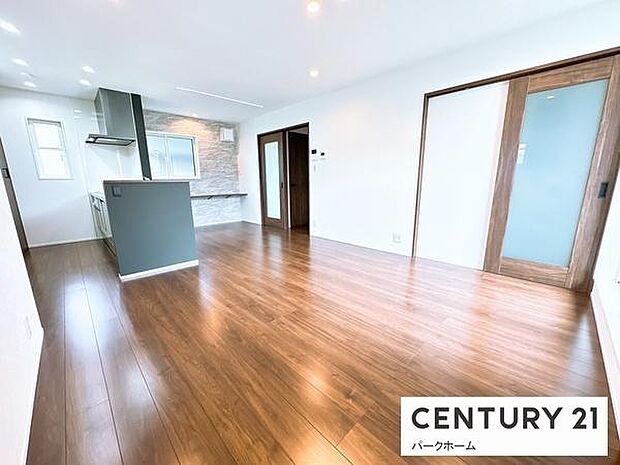 【リビング】明るいリビングです!陽当たりも良く、気持ちのいいリビングになっております。