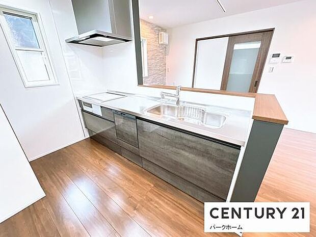 【キッチン】カウンターキッチンですので、家事をしながらご家族との時間を楽しめます!