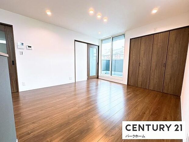 【寝室】日当たりの良い寝室になります。