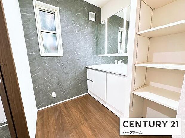 【洗面所・脱衣室】広めの脱衣所で衣類やタオルの片づけも出来るスペースがあります!