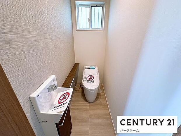 すっきりとしたデザインの、温水洗浄便座付きトイレです。大きな形状の手洗いボウルが嬉しいですね。