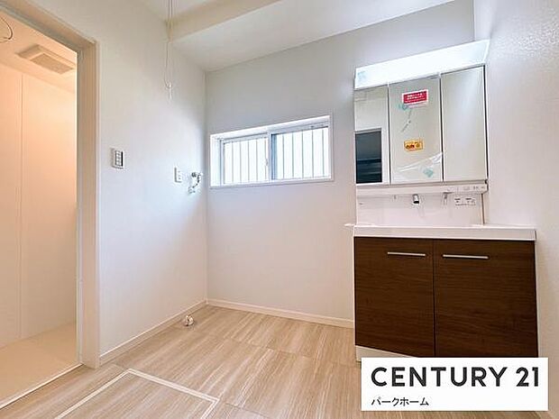 【1階 洗面所】洗面化粧台三面鏡で収納力たっぷりです!