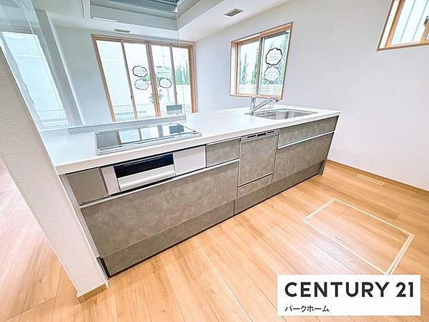 【キッチン】カウンターキッチンですので、家事をしながらご家族との時間を楽しめます!