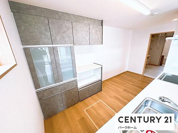 【キッチン】使い勝手の良いシステムキッチンです!嬉しいカップボード付き!