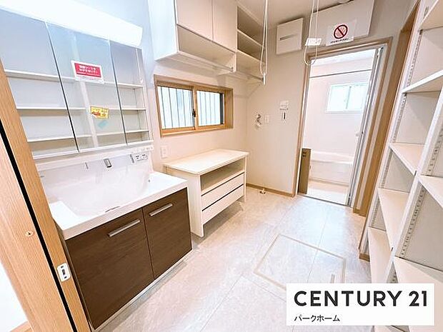 【洗面所】洗面化粧台三面鏡で収納力たっぷりです!