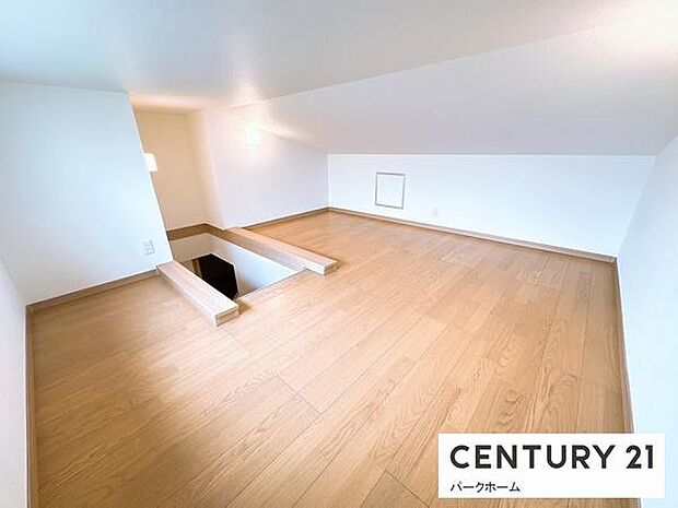 大容量の収納スペースが確保できる小屋裏収納付き!階段で上り下りできるので、使い勝手も◎