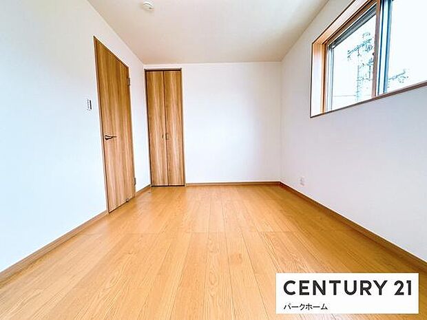 部屋全体を明るくする高窓。