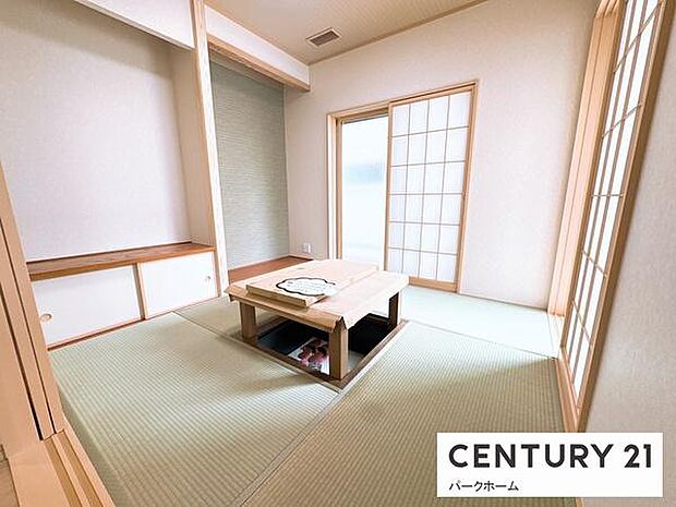 楽な姿勢でくつろげる、掘りごたつのある和室。