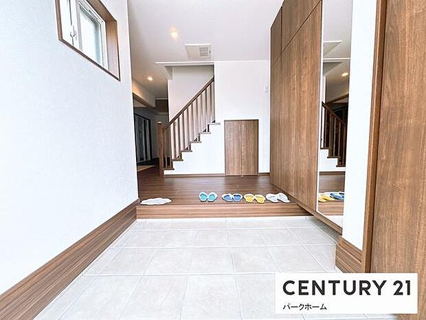 【玄関】収納スペース充実の玄関スペースです。