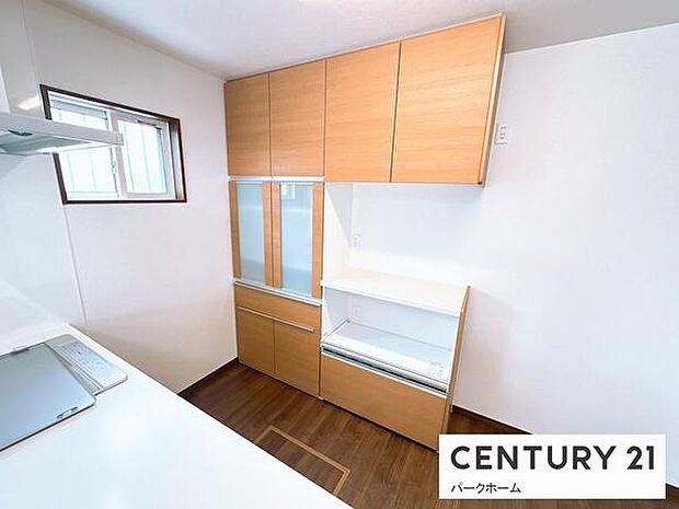 【キッチン】使い勝手の良いシステムキッチンです!嬉しいカップボード付き!