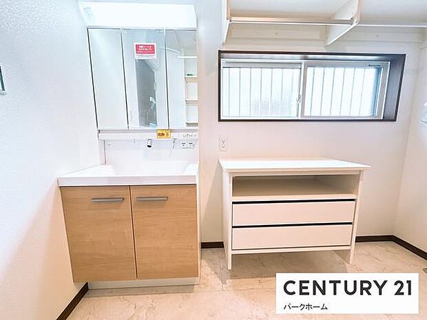 【洗面所】洗面化粧台三面鏡で収納力たっぷりです!