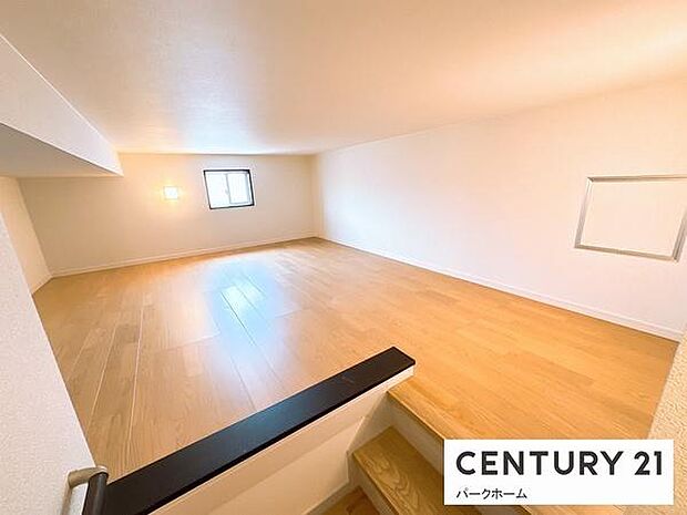 大容量の収納スペースが確保できる小屋裏収納付き!階段で上り下りできるので、使い勝手もばっちり