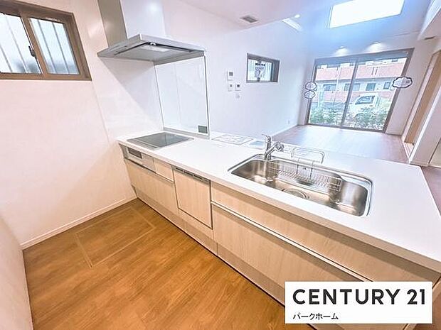 清潔感あるシステムキッチン。ワイドな作業台で下ごしらえもスムーズ。