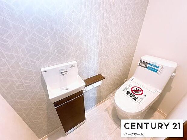 ウォシュレット付きトイレで快適性確保手洗いカウンターも設置され衛生的収納棚も豊富で掃除用具等の収納も安心