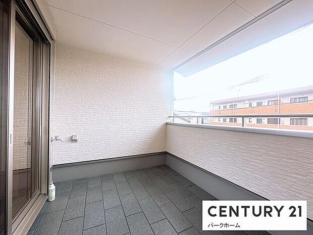 【バルコニー】日当たりの良い広々したバルコニーで洗濯物も楽ちん!