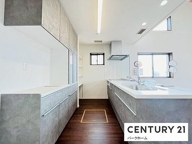 煮込み料理の待ち時間にPC作業や読書を。キッチン横の作業スペースなら、家事の合間を有効活用できます。動線もスムーズで、忙しい毎日にゆとりを生む便利な「家事ラク」スペースです。