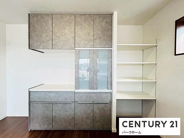 キッチンの裏側の収納スペースはリビングで使う小物を収納、手の届きやすい所に収納があるとお片付けが楽です