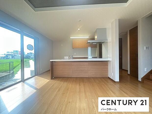 折り上げ天井とダウンライトで高級感のある空間演出が素晴らしい