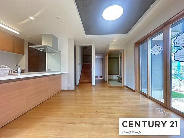 【リビング】陽当たりが良く、気持ちのいいリビングになっております。