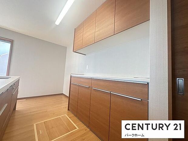 豊富なキッチン収納で調理器具や食器の整理整頓も安心パントリー収納も充実し、食材ストックにも対応