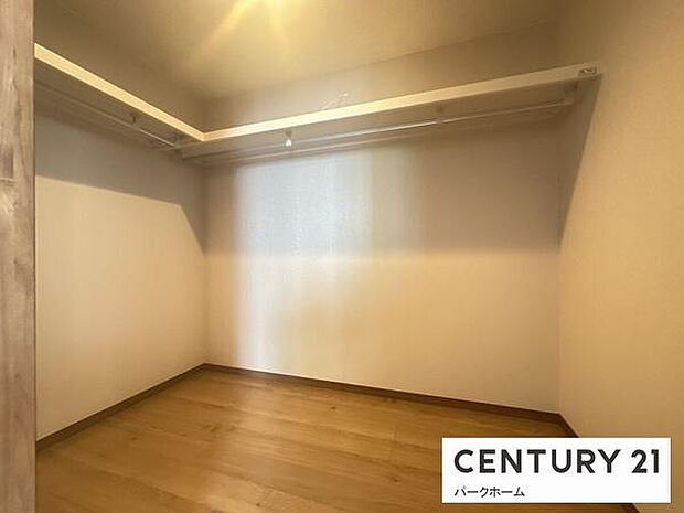 各所に豊富な収納スペースが配置されており実用的