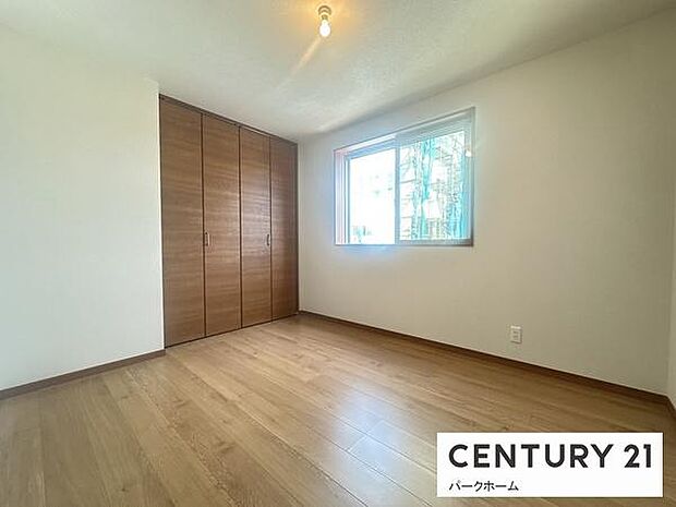 全ての居室で豊富な自然光が確保されており、明るく開放的な空間