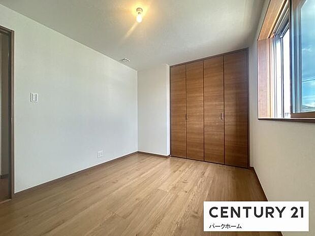 クローゼットや収納が各部屋に適切に配置され、生活しやすい設計