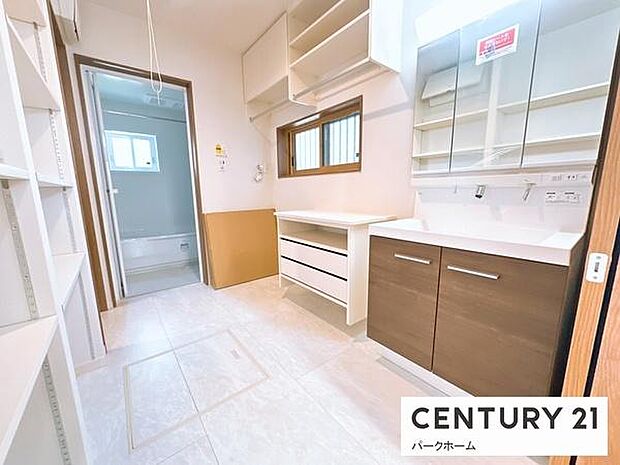 【洗面所】洗面化粧台三面鏡で収納力たっぷりです!