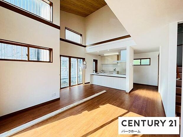 【リビング】明るいリビングです!陽当たりも良く、気持ちのいいリビングになっております。