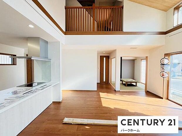 【リビング】吹き抜けがあるので、電気をつけなくても明るく快適に生活できます!