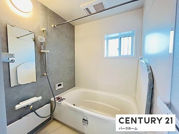 【バスルーム】日々の疲れを癒すバスルームです!浴室暖房乾燥機付きで、季節に合わせた快適なバスタイムを実現!