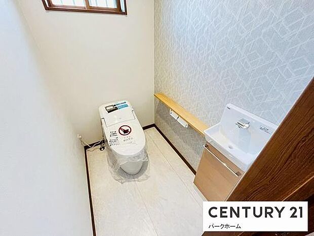 お手入れがしやすく、空間をより広く見せるタンクレストイレを採用しました。 機能性とデザイン性を兼ね備えた高機能トイレが、上質な日常を演出します。