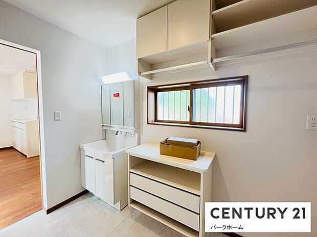 【洗面所・脱衣室】広めの脱衣所で衣類やタオルの片づけも出来るスペースがあります!