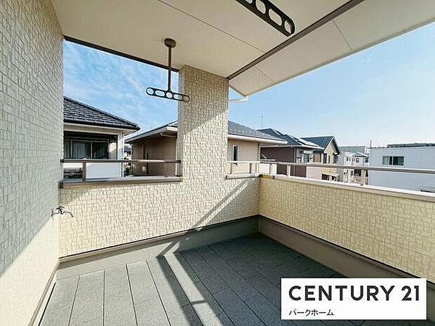 【バルコニー】日当たりの良い広々したバルコニーで洗濯物も楽ちん!