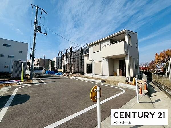 周辺は新築住宅が建ち並ぶ落ち着いた住宅街。日中も明るく、見通し良好