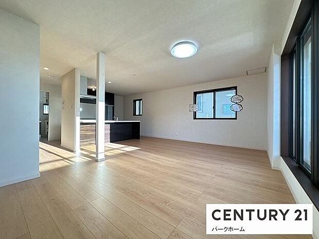 【リビング】明るいリビングです!陽当たりも良く、気持ちのいいリビングになっております。