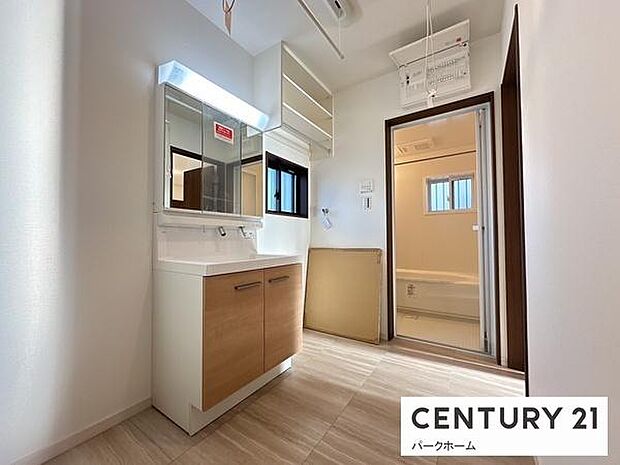 【洗面所・脱衣室】広めの脱衣所で衣類やタオルの片づけも出来るスペースがあります!