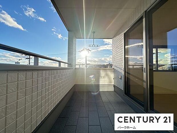 【バルコニー】日当たりの良い広々したバルコニーで洗濯物も楽ちん!