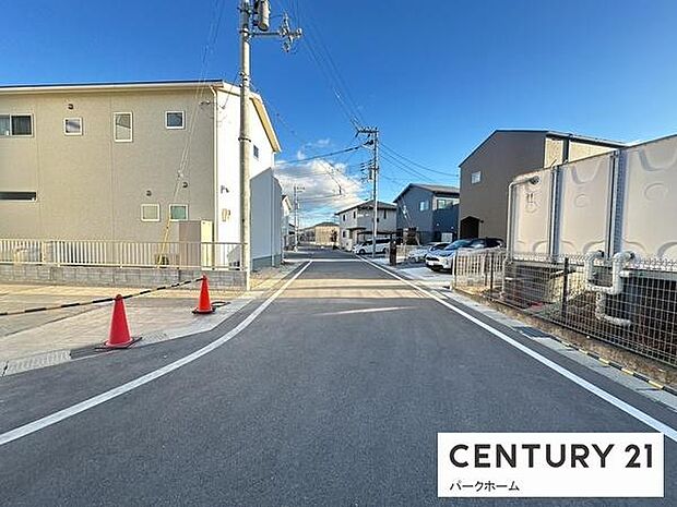 周辺は新築住宅が建ち並ぶ落ち着いた住宅街。日中も明るく、見通し良好