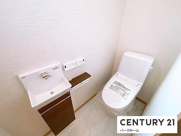 【2階トイレ】2階にもトイレを完備しているので便利です！