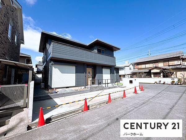 2階には広々としたバルコニーを備え、開放感あふれる住まいを実現。各窓にはシャッターを完備しており、防犯面・遮光面でも安心の設計です