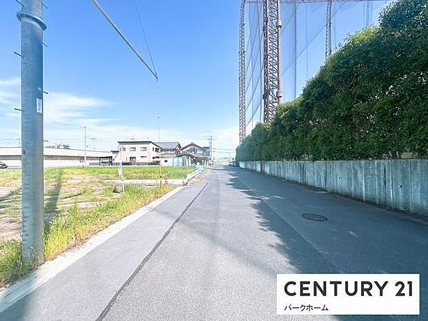 【前面道路】現地の前の道です!広々しています!