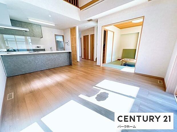 心地よい光と風が入るリビングです。