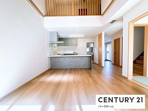 【リビング】吹き抜けがあるので、電気をつけなくても明るく快適に生活できます!