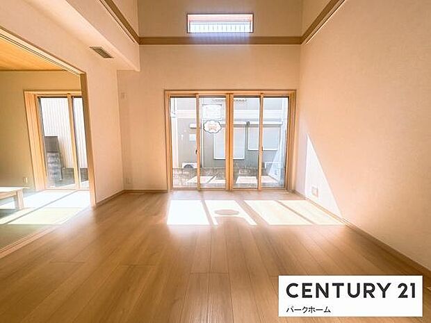 【リビング】大きな窓があり、陽当たりも良く、気持ちのいいリビングになっております!