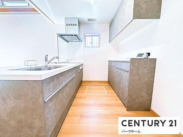 キッチンの裏側の収納スペースはリビングで使う小物を収納、手の届きやすい所に収納があるとお片付けが楽です