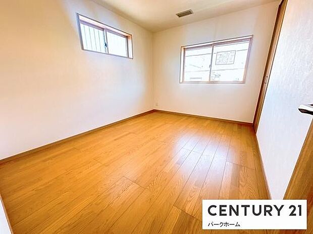 広々とした寝室、ベットを並べて子供が小さい間は家族全員で寝れるぐらいの広さ!